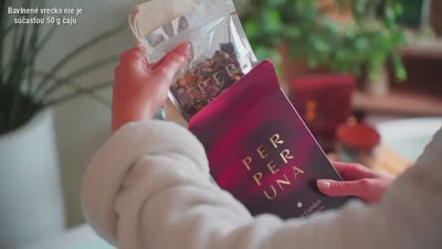 Žena pripravuje čaj do kúpeľa a relaxuje vo vani – bavlnené vrecko nie je súčasťou 50 g čaju