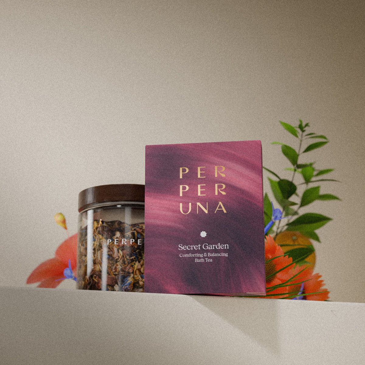 Secret Garden 50 g – Aromatický čaj do kúpeľa: balenie a pohár s čajom